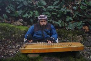 ein Mann spielen Kecapi traditionell Sundanesisch Musik- im das bürgerlich, Bandung, West Java, Indonesien. foto