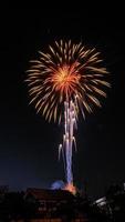 Feuerwerk über dem Tempel im dunklen Himmel foto