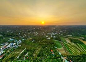 golden Stunde Magie atemberaubend Sonnenuntergang Über tien Giang Provinz Felder mit heiter Fluss und Stadtbild im Vietnam foto