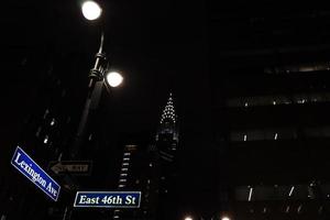 dunkel Straße und Straße Zeichen, Neu York Chrysler Gebäude Konzept Foto. foto
