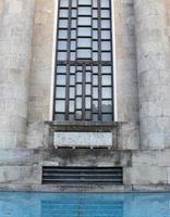 mittelalterlich Brunnen mit groß Fenster Konzept Foto. städtisch architektonisch Fotografie. foto