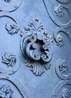 schließen oben Fragment von mittelalterlich Metall Türen mit dekorativ Elemente. foto