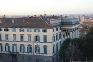 schön Küsten Stadt, Dorf von das Bergamo, Italien Konzept Foto. foto