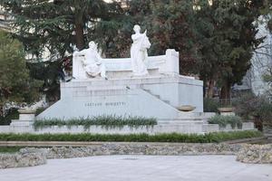 Brunnen von Gaetano Donizetti im Öffentlichkeit Park, Bergamo, Italien. städtisch architektonisch Fotografie. foto