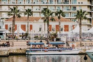 Spanien, 2018 - Touristen am Wasser besuchen ein mediterranes Viertel in Spanien foto