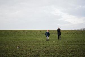 zwei Brüder mit Katze außen, genießt im das früh Frühling Feld.. foto