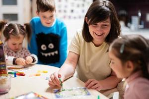 Mutter und Kinder dekorieren Kunst mit funkeln Dekor. foto