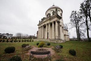 barocke römisch-katholische kirche st. Joseph Mitte des 18. Jahrhunderts. Latein an der Hauptfassade - zur Ehre unseres Herrn Gottes, Pidhirtsi, Oblast Lemberg, Ukraine. foto