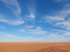 Wüste Landschaft mit Himmel foto