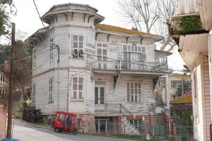 alt Gebäude im kaufen ada, Istanbul, turkiye foto