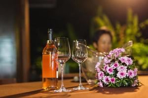 leeren Wein Brille und Flasche von Wein auf Tisch. foto