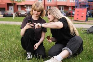 das Braut und Bräutigam Austausch Ringe während das feierlich Anmeldung von Ehe foto