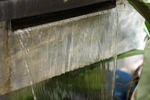 Wasser fließt aus von das Abwasser Behandlung Pflanze. foto