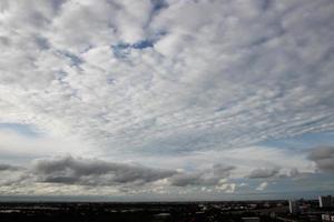 dunkel Blau Wolke mit Weiß Licht Sonne einstellen Himmel Hintergrund und Stadt Licht Mitternacht Abend Zeit foto