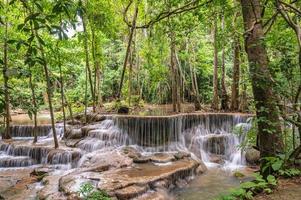 Landschaft von Huai mae Khamin Wasserfall Srinakarin National Park beim Kanchanaburi thailand.huai mae Khamin Wasserfall sechste Fußboden dong Phi verklagen foto