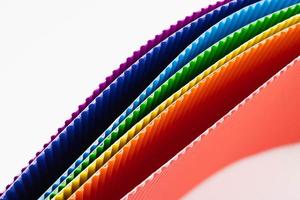 das Textur von das gewellt Papier ist regenbogenfarben. geometrisch Formen und Linien. minimalistisch Hintergrund. foto