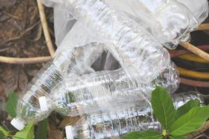 Umweltverschmutzung durch Plastikflaschen Recycling-Abfallmanagement foto