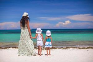 Mutter und Töchter auf das Strand foto