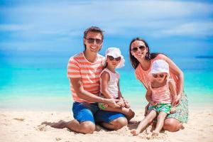 Familie Ausflug zu das Strand foto