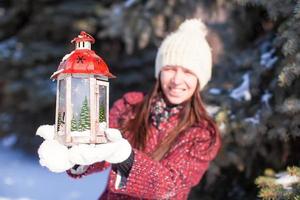 Frau mit Weihnachten Lampe Ornament foto