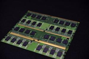 Blau RAM Riegel auf ein schwarz Hintergrund. Computer Erinnerung Chips. Computer Chips. foto