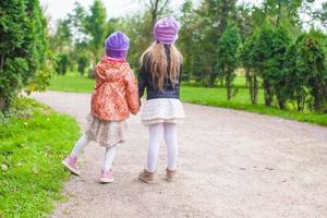 wenig Schwestern auf das Park foto