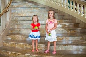 wenig Schwestern auf das Treppe foto
