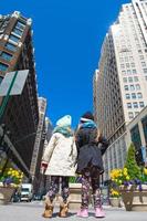 Mutter und Tochter im das Stadt foto