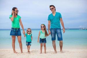 Familie auf ein Strand Ausflug foto