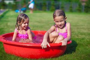 wenig Schwestern haben Spaß im das Sommer- foto