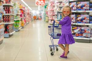 wenig Mädchen auf das Super Markt foto