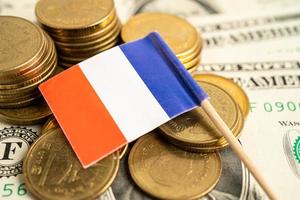 Stapel von Münzen mit Frankreich Flagge und uns Dollar Banknoten. foto