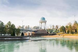 Taschkent. Usbekistan. November 2021. Denkmal Komplex im Erinnerung von die Opfer von Repression foto