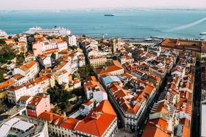 Antenne Drohne Aussicht von Baixa Kreis im Lissabon, Portugal mit Umgebung Haupt Sehenswürdigkeiten einschließlich se Kathedrale und Kreuzfahrt Schiff Terminal auf das Tagus foto