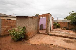 Plantagen, goias, Brasilien, Februar 18 2023 ein schlecht gebaut Zuhause im Brasilien, Das ist auf das Rand von zusammenbrechen foto