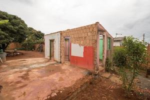 Plantagen, goias, Brasilien, Februar 18 2023 ein schlecht gebaut Zuhause im Brasilien, Das ist auf das Rand von zusammenbrechen foto