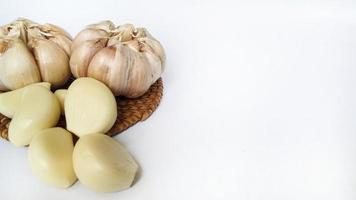 ganze und geschält Knoblauch foto