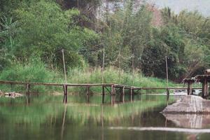 Bambus Brücke und Fluss beim utaradit, Thailand. foto