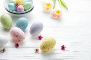 Ostern Eier gemalt Pastell- Farben auf ein Weiß hölzern Hintergrund. foto