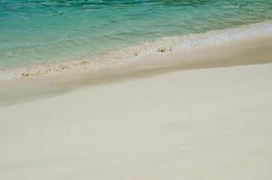 am klarsten Meer Wasser und Sand Strand zum Sommer- Hintergrund foto