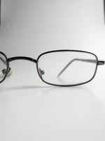 Brille zum lesen und beeinträchtigte Vision isoliert auf Weiß Hintergrund. ausgewählt Fokus foto