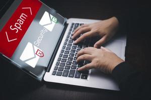 E-Mail-Konzept mit Laptop-Spam und Virencomputer-Monitor Internet-Sicherheitskonzept, Geschäftsmann, der E-Mail mit einem Laptop liest. Spam, Junk und E-Marketing auf dem Bildschirm, Popup-Warnung für Spam-E-Mails. foto