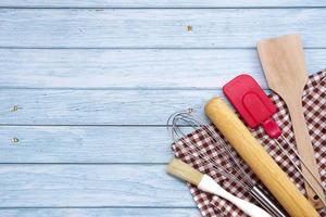 draufsicht satz küchenutensilien und zutaten für die bäckerei auf blauem holzboden. Materialien oder Küchengeräte für die Bäckerei. foto