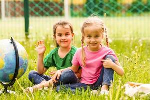 glücklich aufgeregt Kinder haben Spaß zusammen auf Spielplatz foto