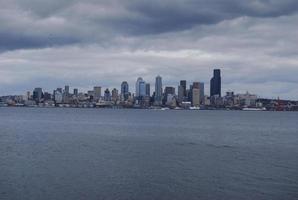 Horizont von Seattle unter schwer Wolken foto