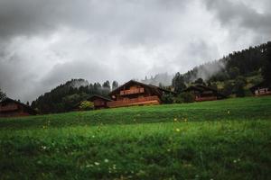 hölzern Hütte im das Alpen mit Berge im das Hintergrund Panorama foto