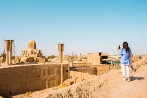 szenisch kashan Dach Panorama mit Windfänger und Tourist im heiß Sommer- Tag foto