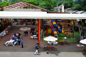 Batu-Indonesien, Januar 2, 2023. selektiv Fokus von ein Gruppe von Menschen Wer sind auf das Spielplatz wie Gut wie Essen beim Öko Grün Park. foto