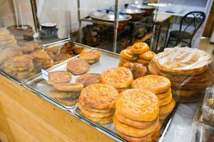 frisch natürlich iranisch Bäckerei frisch produzieren auf Anzeige zum Verkauf im Straße Markt foto