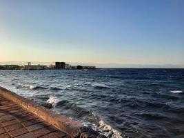 das faszinierend Aussicht von das tief Blau Wasser von Haql Strand im Saudi Arabien. foto